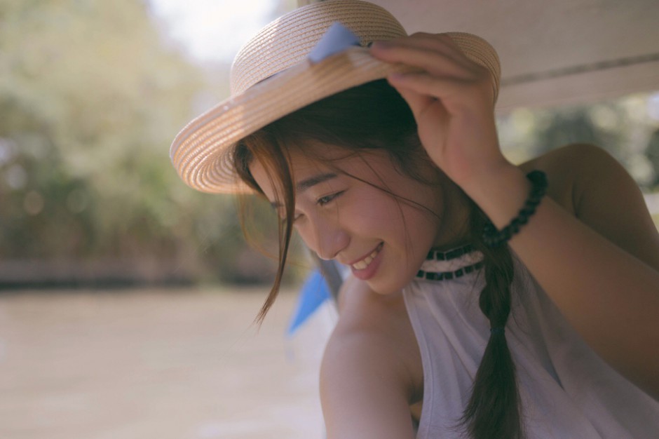 台湾甜美校花夏日人体艺术写真图片
