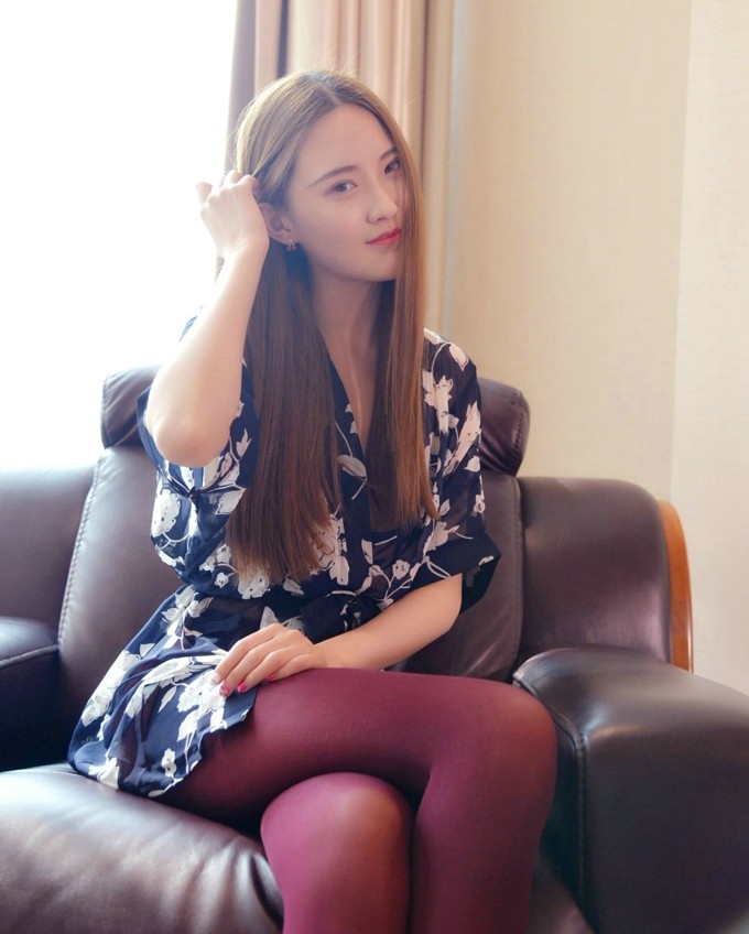 高跟鞋美女模特烈焰红唇情趣睡裙丝袜美腿诱惑写真