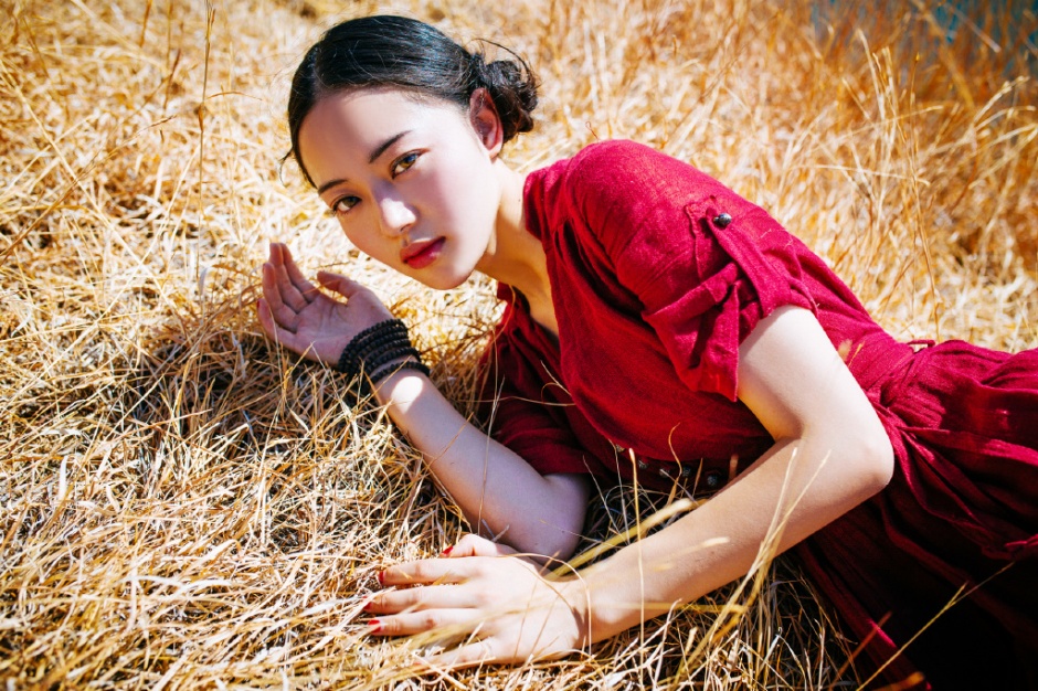 身材高挑又漂亮的女人舒林培性感人体写真