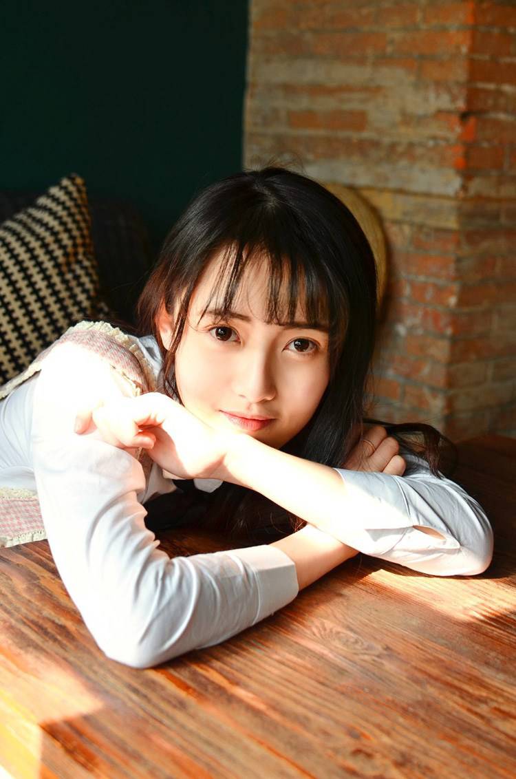 中国90后嫩模居家人体艺术写真