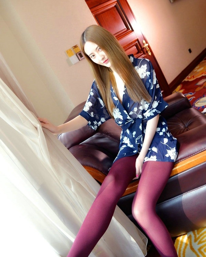 高跟鞋美女模特烈焰红唇情趣睡裙丝袜美腿诱惑写真