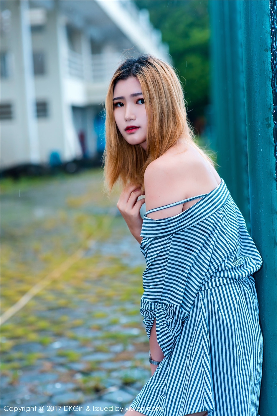 金发美女模特蓝色连衣裙修长美腿户外写真