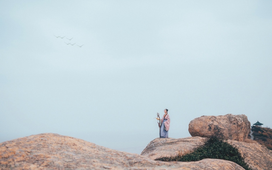 郭婉祈携小猫拍大胆人体艺术图片