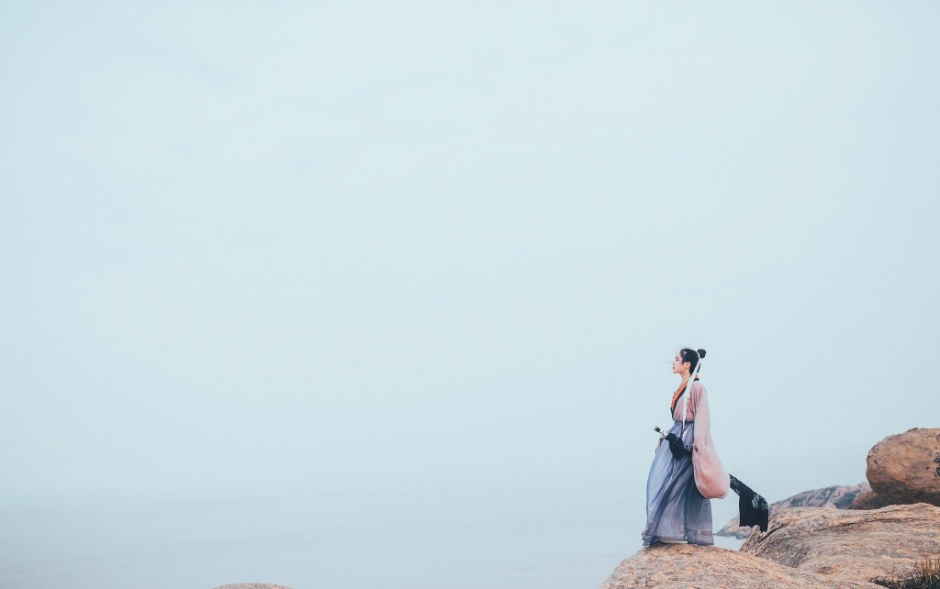 郭婉祈携小猫拍大胆人体艺术图片