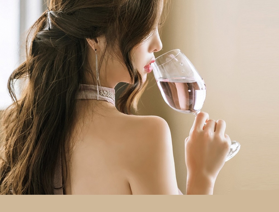大胸细腰粉红丝绒连衣裙性感模特风骚爆乳妖娆诱惑写真