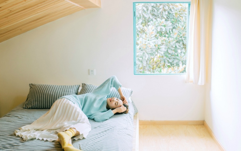 粉嫩学生妹初月丰腴白皙人体图片