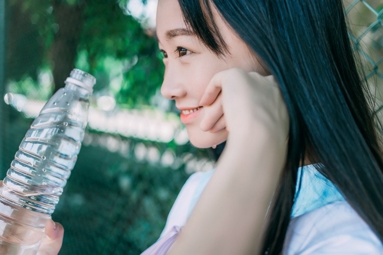 大胸美女模特情趣内衣深沟肥臀三角�鲍惹火写真