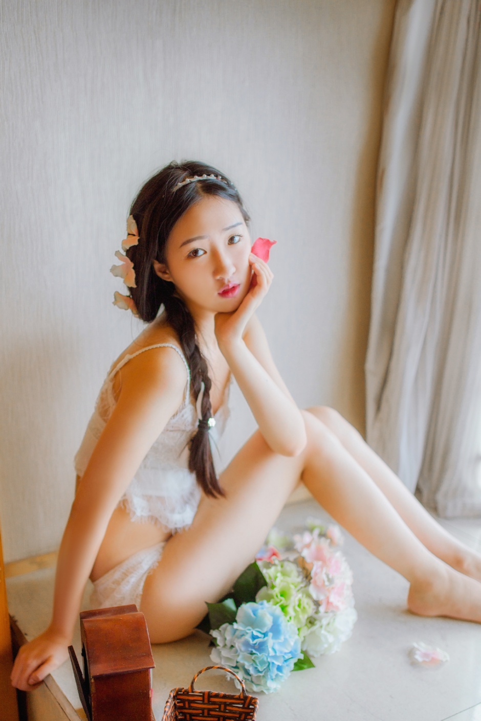 中俄混血美女陈思琪红色喜庆大胆人体艺术照