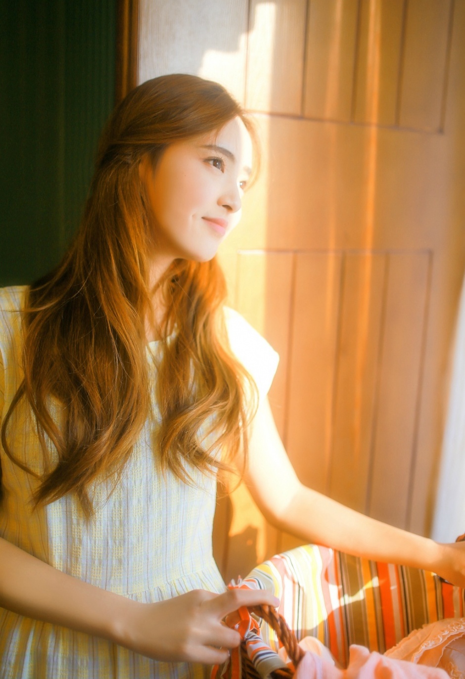 骨感美女梁芮溪丝袜美腿人体写真照