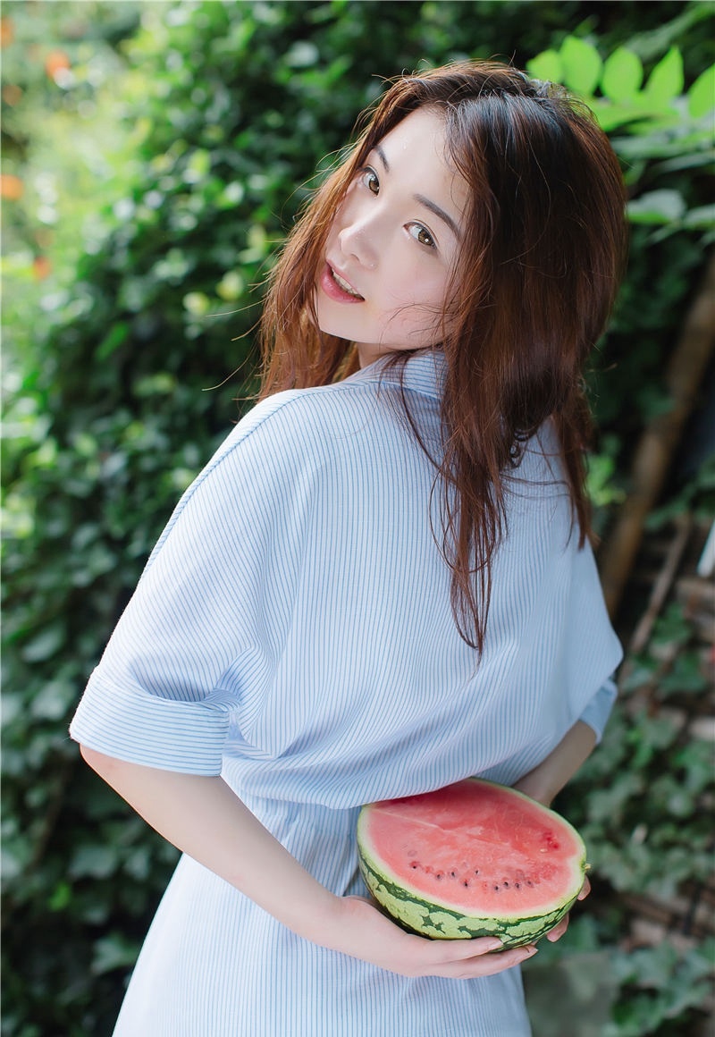 比基尼美女模特火辣黑色泳装巨乳长腿妩媚写真
