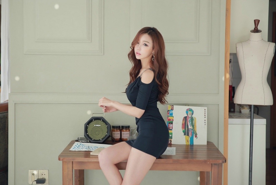 韩国美女模特深v酥胸包臀短裙前凸后翘诱人写真