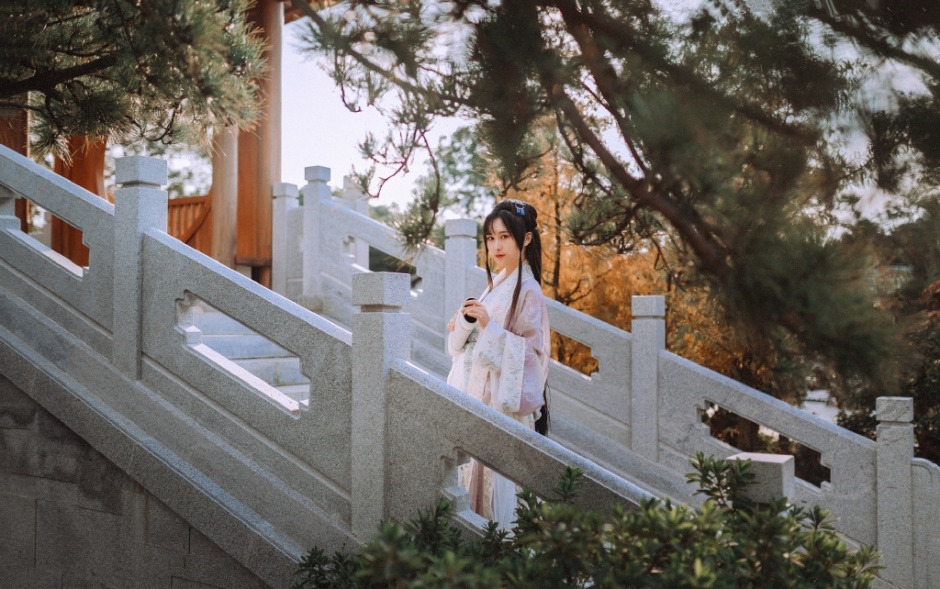 美女luvian本能透明蕾丝裙性感人体艺术图片