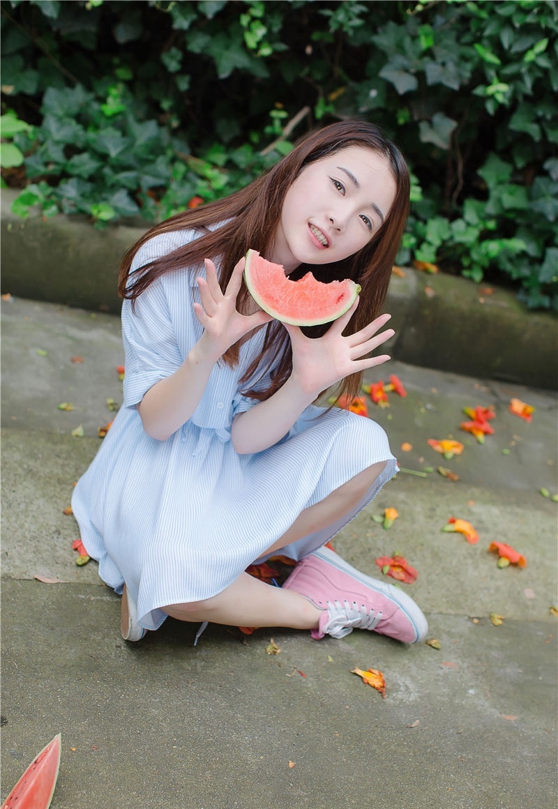 三点式比基尼美女模特深沟巨乳后翘臀粉嫩嫩b惹火写真