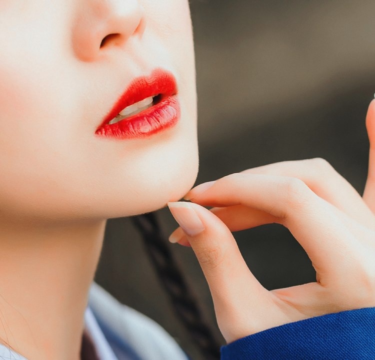 美女七喜泥土意境人体艺术图片欣赏