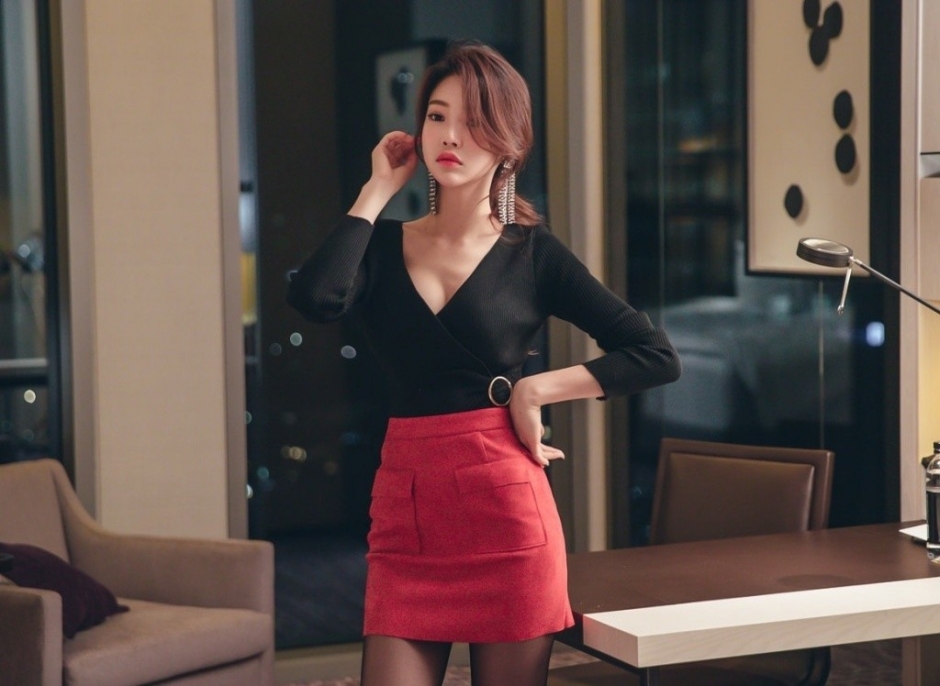 性感跳跃诱惑美胸韩国美女模特时尚OL气质写真