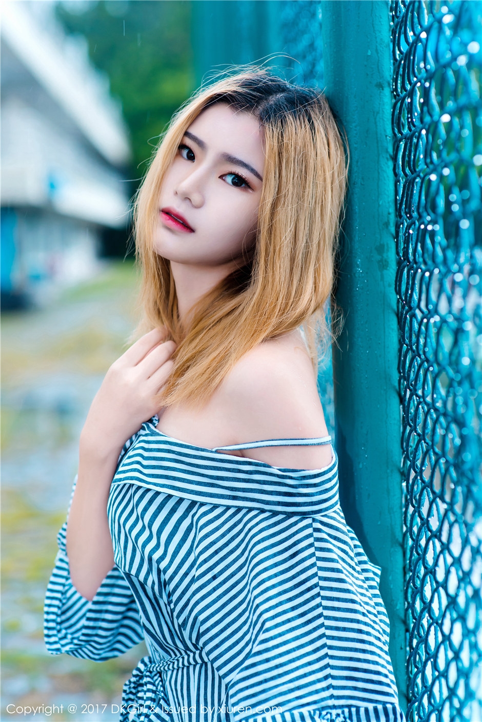 金发美女模特蓝色连衣裙修长美腿户外写真