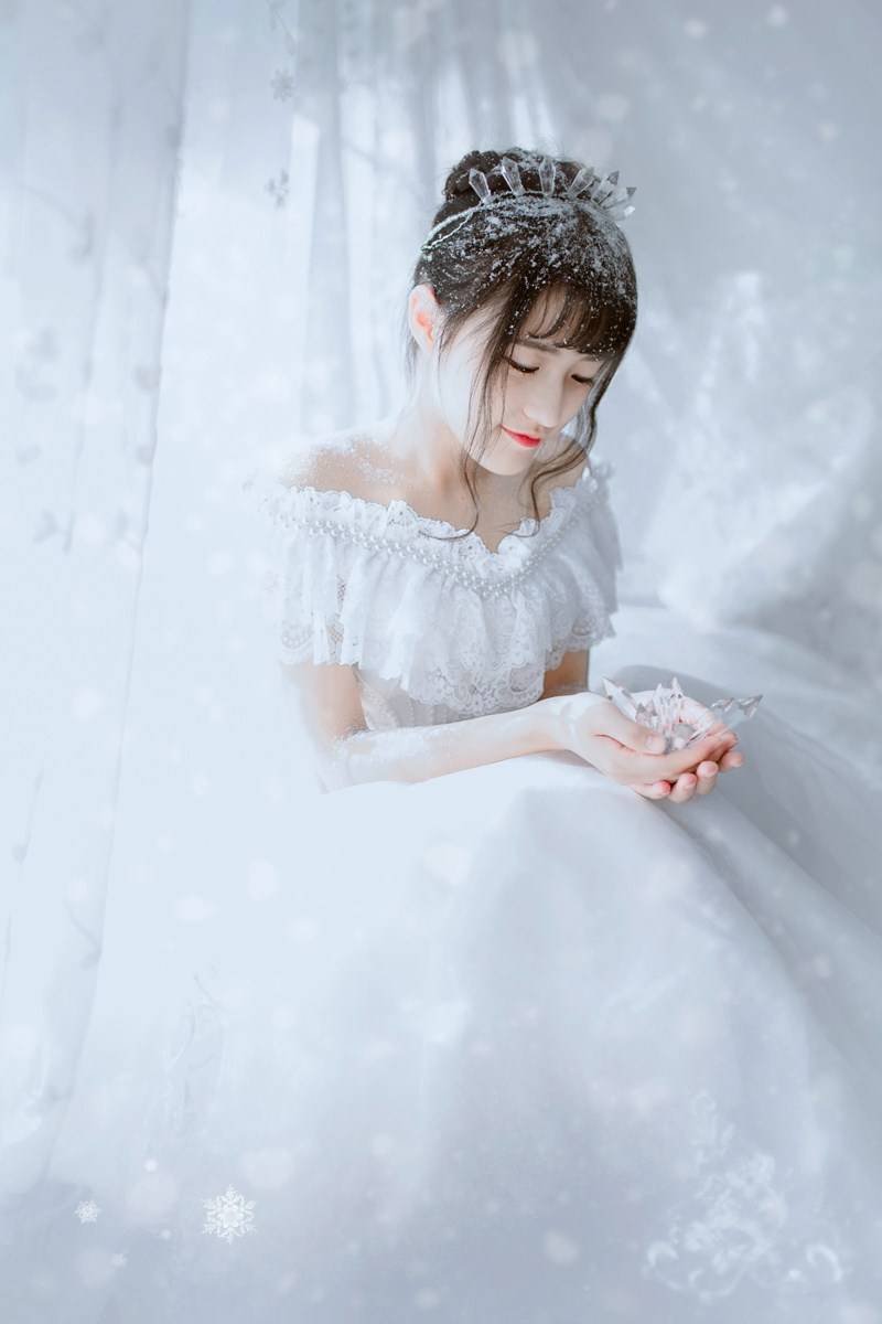 颜值高的女孩雪中唯美性感人体写真
