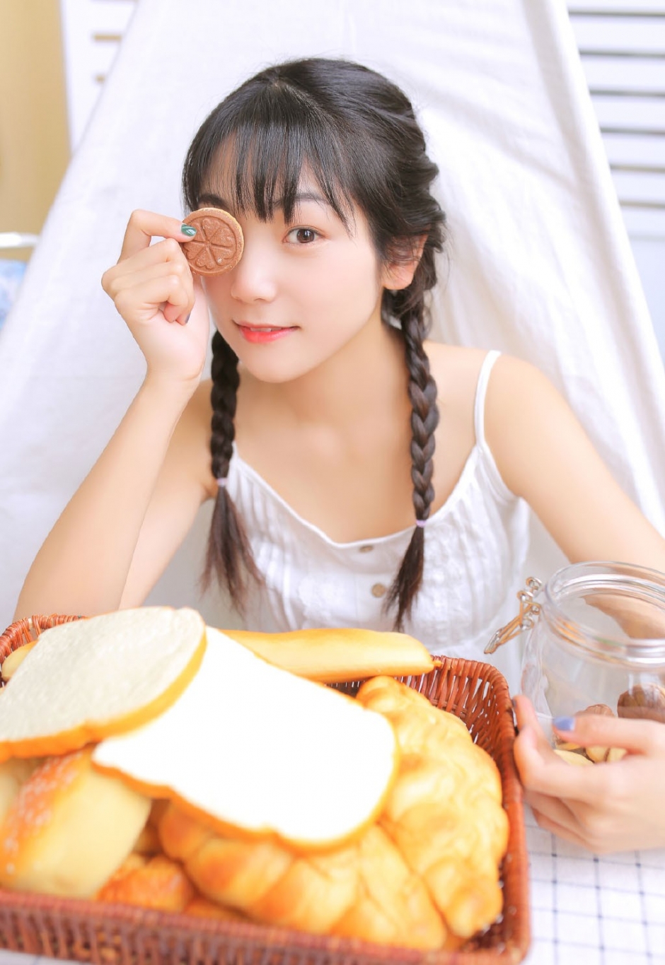麻花辫美女模特吊带美肌文艺眼镜写真图片