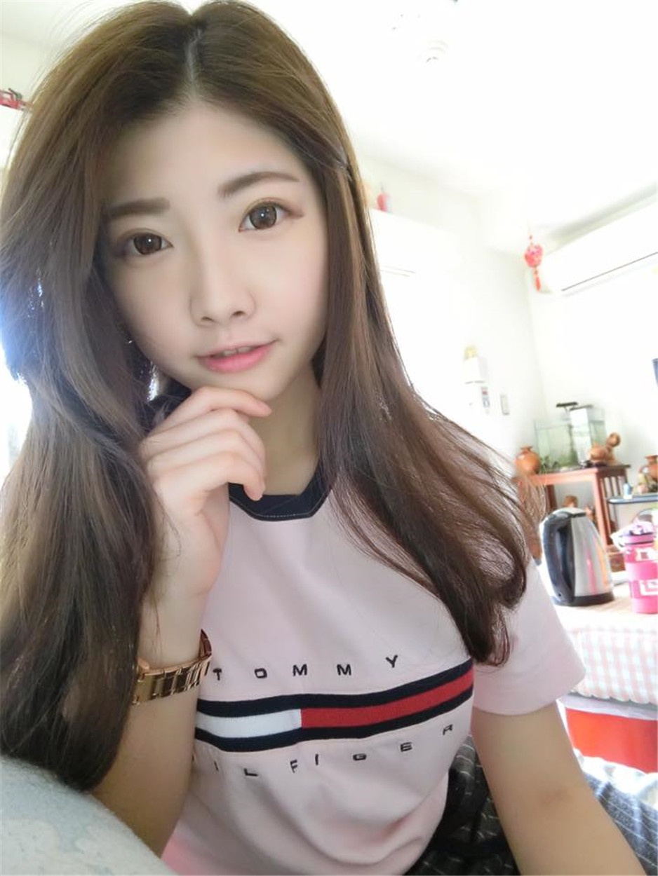 台湾美女王舒颖迷人自拍照