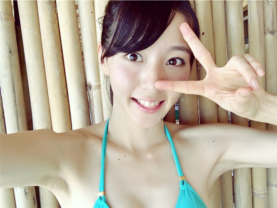 日本泳装模特宫原华音甜美私房照