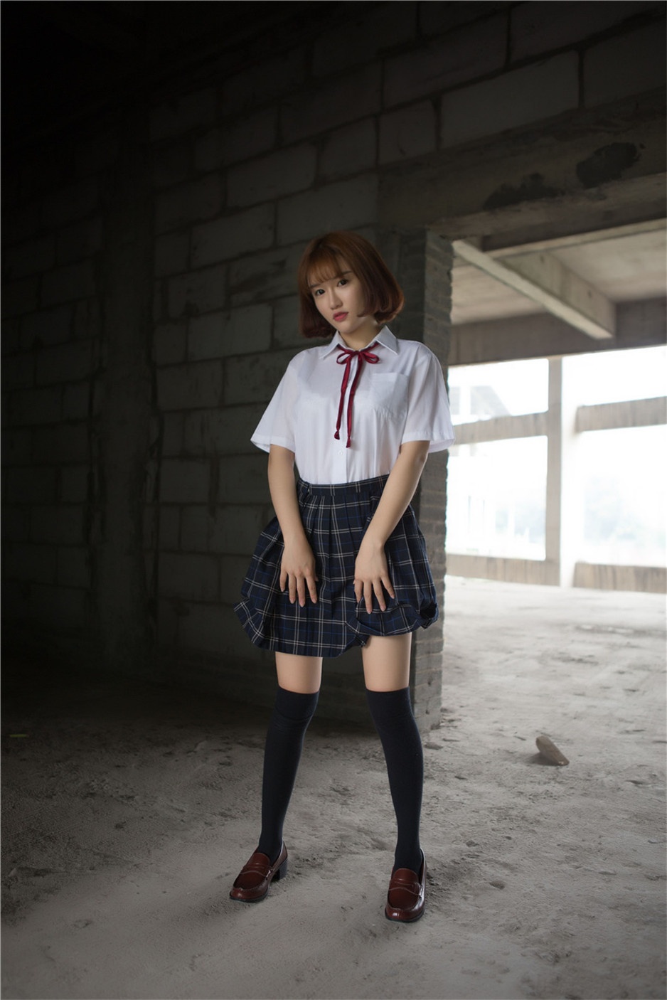 少女傲娇萌萌学生装捆绑写真图
