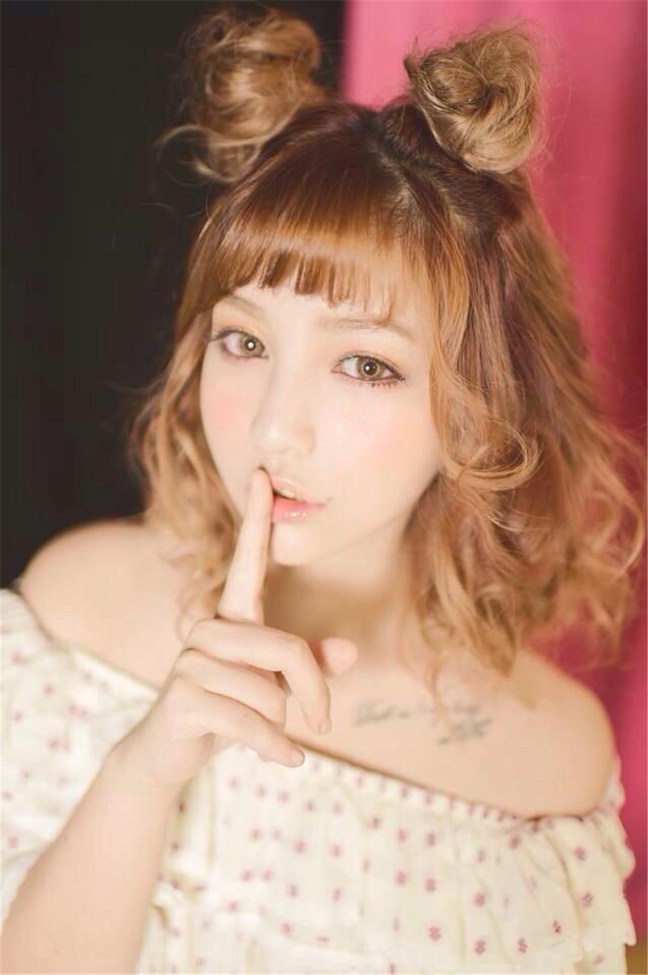 90后美女模特吴清雯近照图片