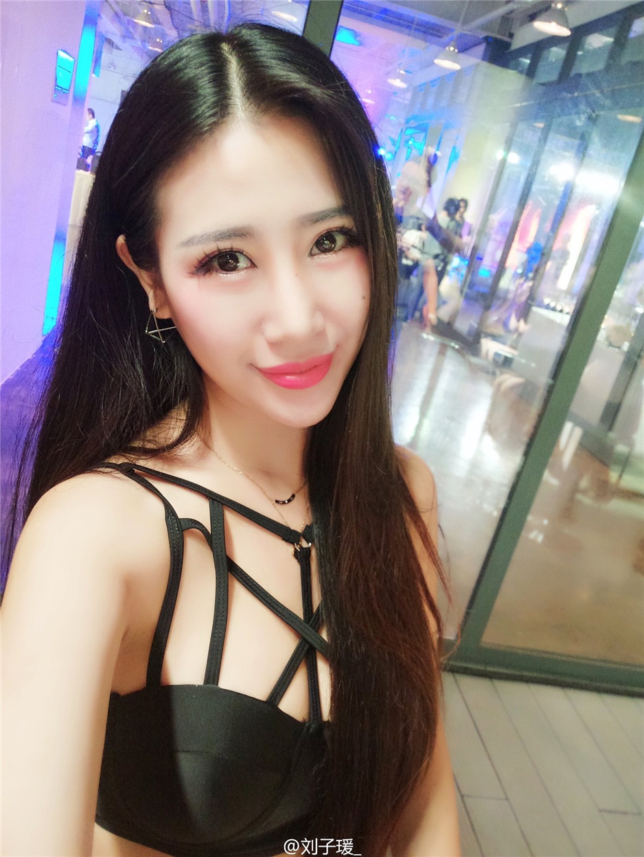 性感御姐美女刘子瑗微博自拍图片