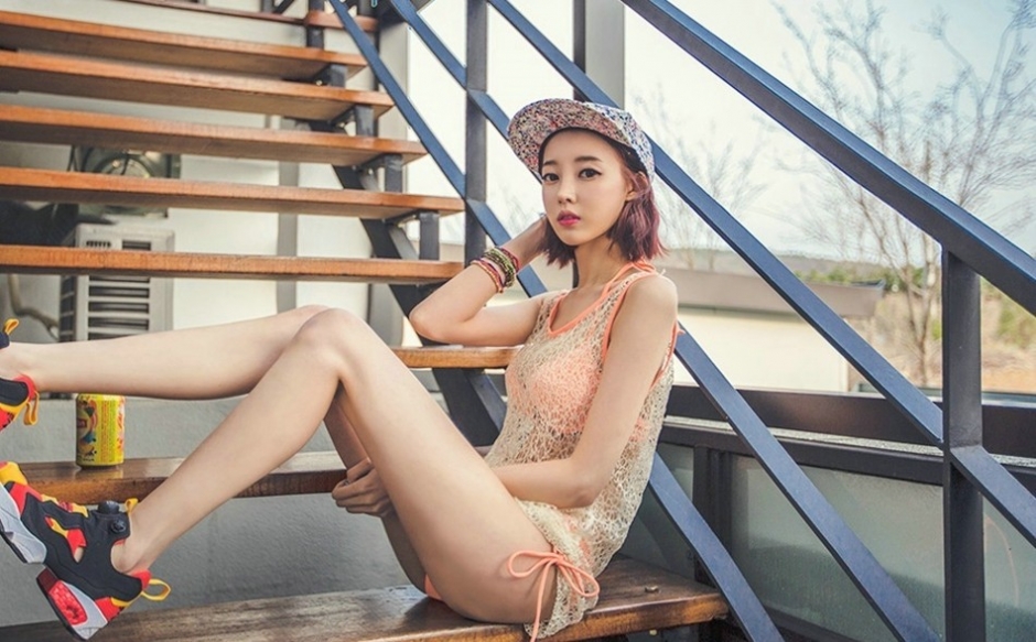 身材健美型美女模特火辣美乳性感比基尼美女图片