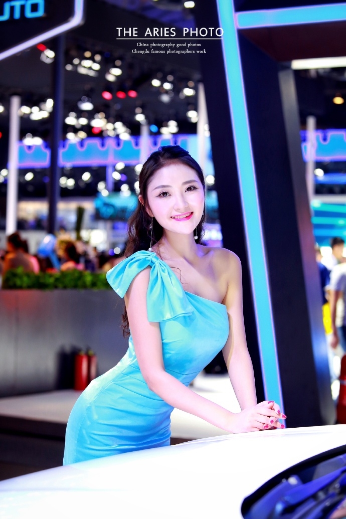 汽车平面模特图片 甜美汽车模特美女卖萌撩人写真图片