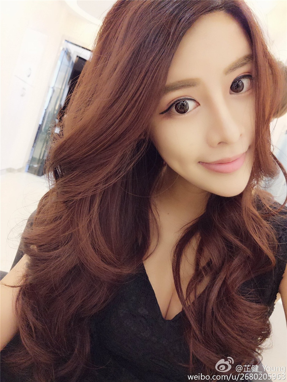 广州车展模特美女芷健Young高清自拍图片
