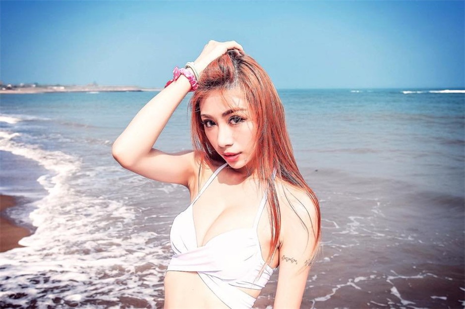 台湾网络美女何允臻性感照片来袭