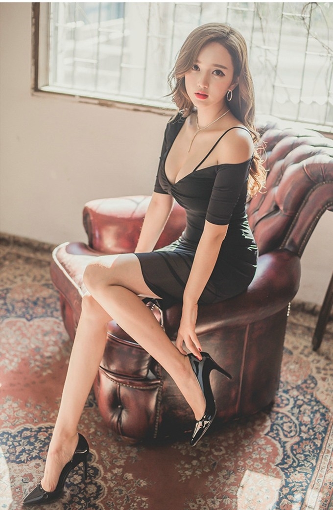 巨乳韩国性感模特美女李妍静低胸装秀爆乳美腿诱惑写真
