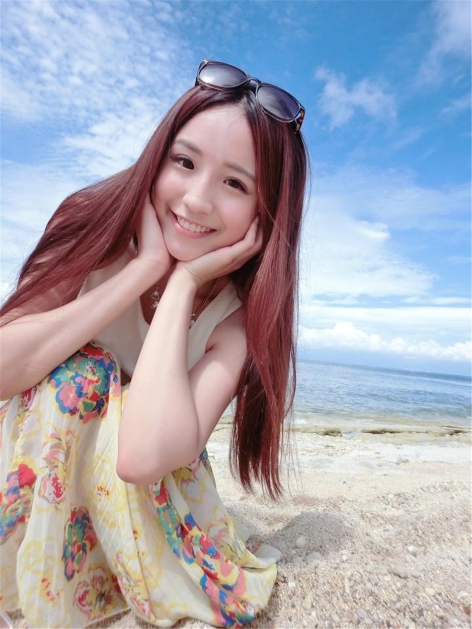 台湾美女Hebbe Cheng比基尼自拍照片