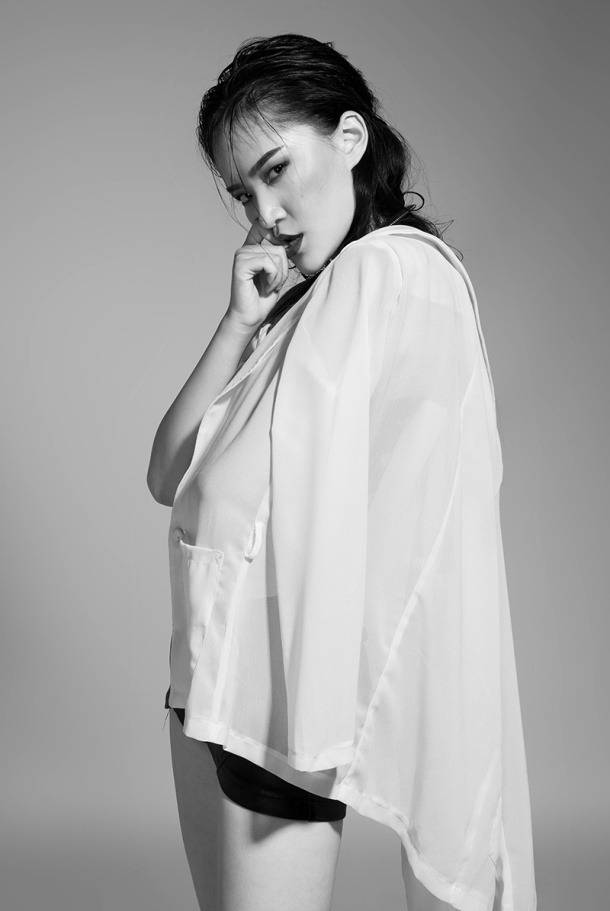 美女模特黄雪瑶冷艳黑白写真
