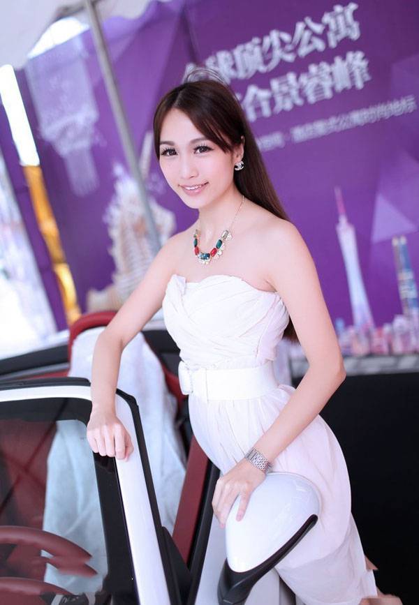甜美车模车展现场特写镜头