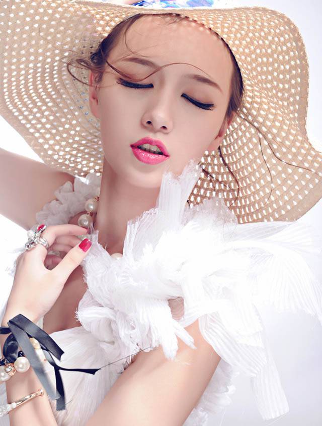 余陈秋子妩媚夏日海边清凉诱人装扮