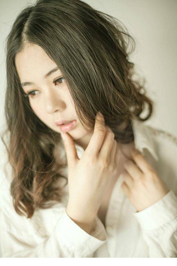 轻熟女时尚白衬衫性感写真