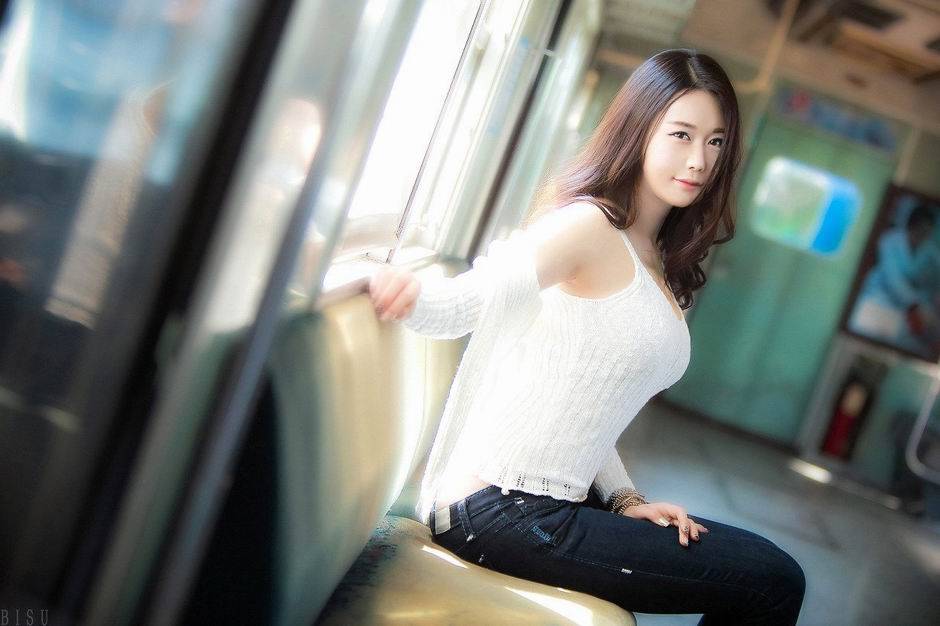 长发清纯女神殷夏荣外拍写真