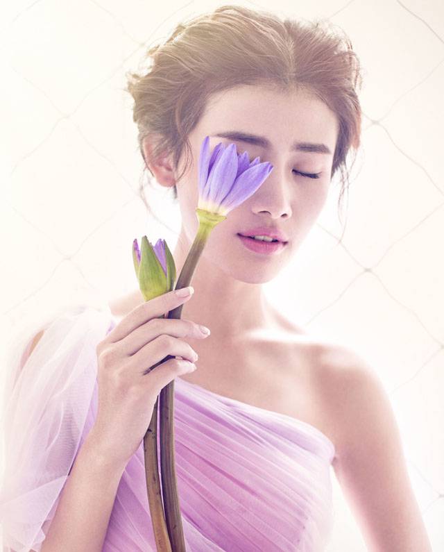 郑伊性感婚纱大秀白皙裸背