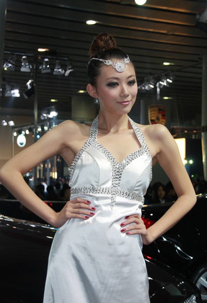 白裙美女车模魅力组图