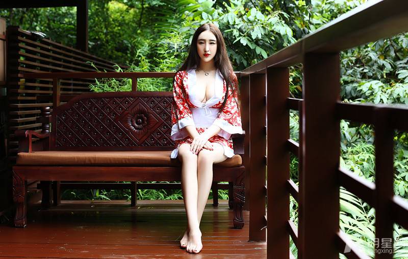 C罩杯性感妹子金美淇美图欣赏