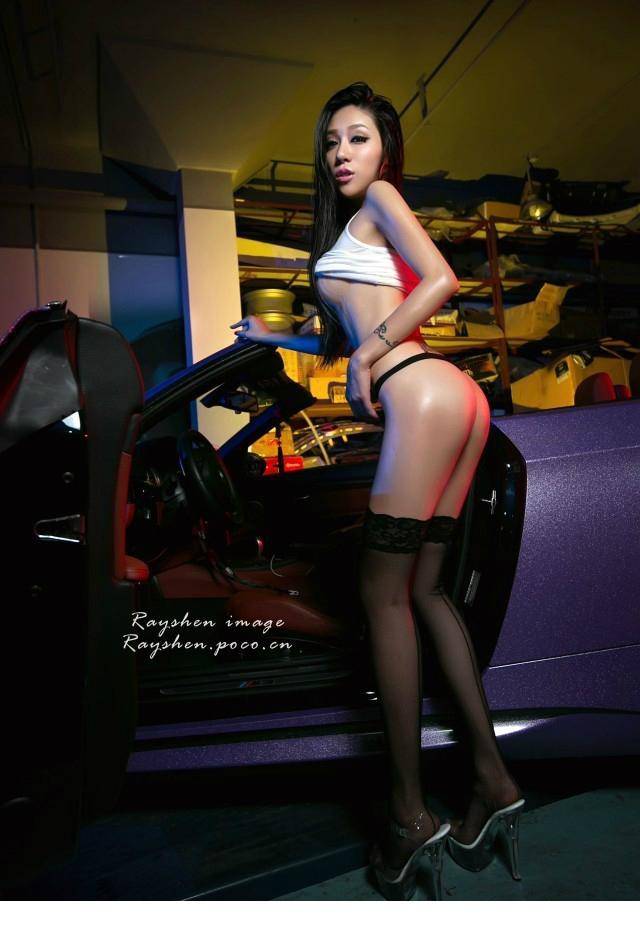 性感车模抢尽汽车风头火辣写真
