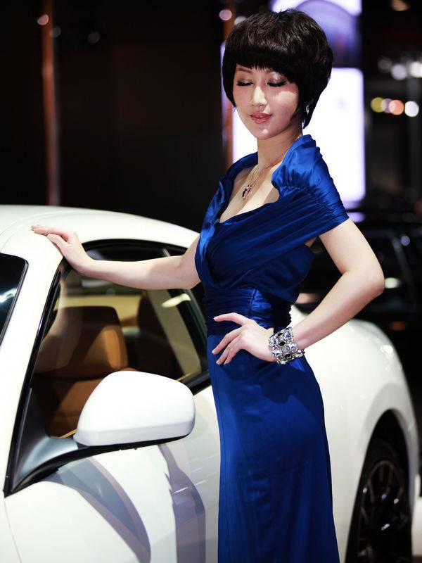 车展上的靓丽模特穿蓝色礼服显优雅气质