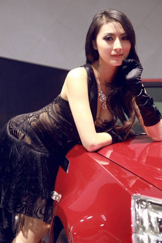 性感车模黑色透视裙秀火辣身材