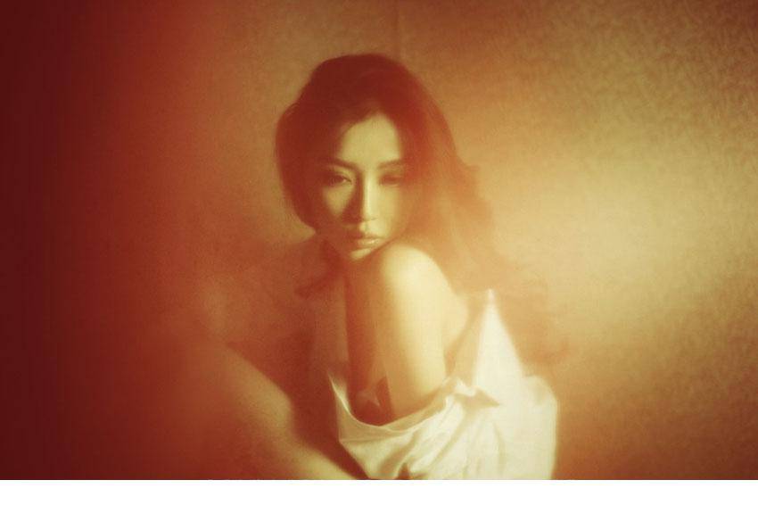 熊欣白衬衫慵懒私房写真迷人