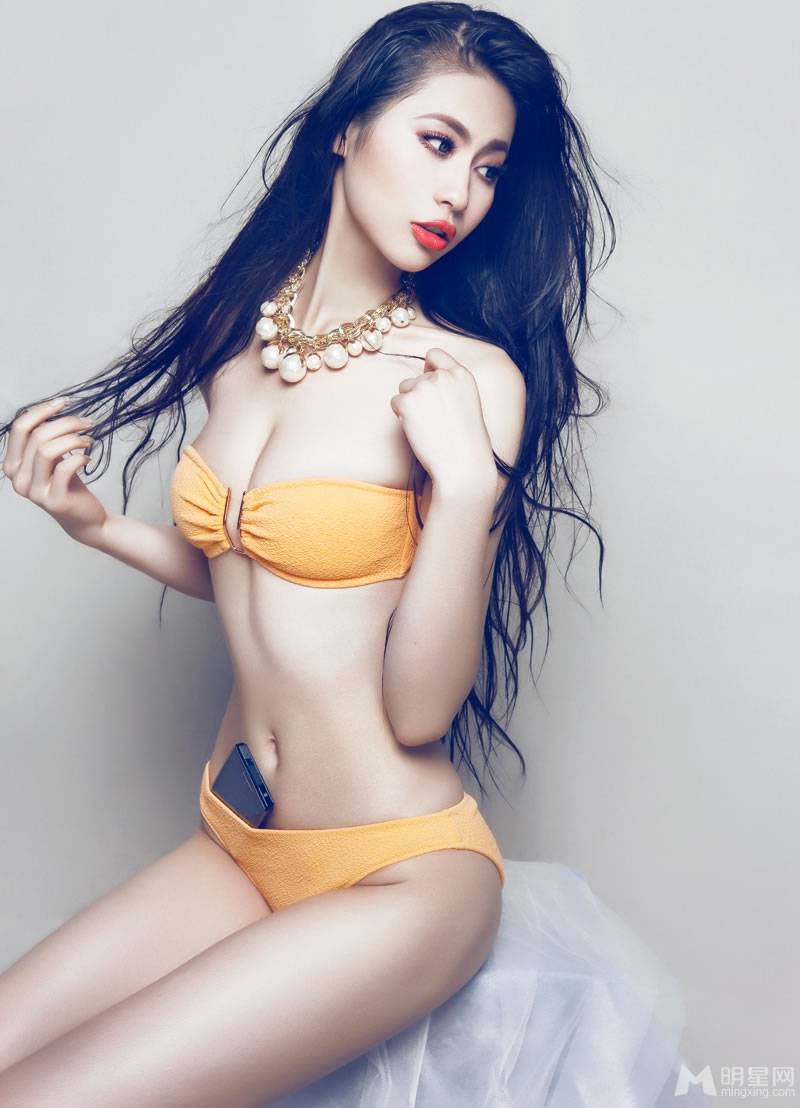 国际超模林蕊儿烈焰红唇性感动人