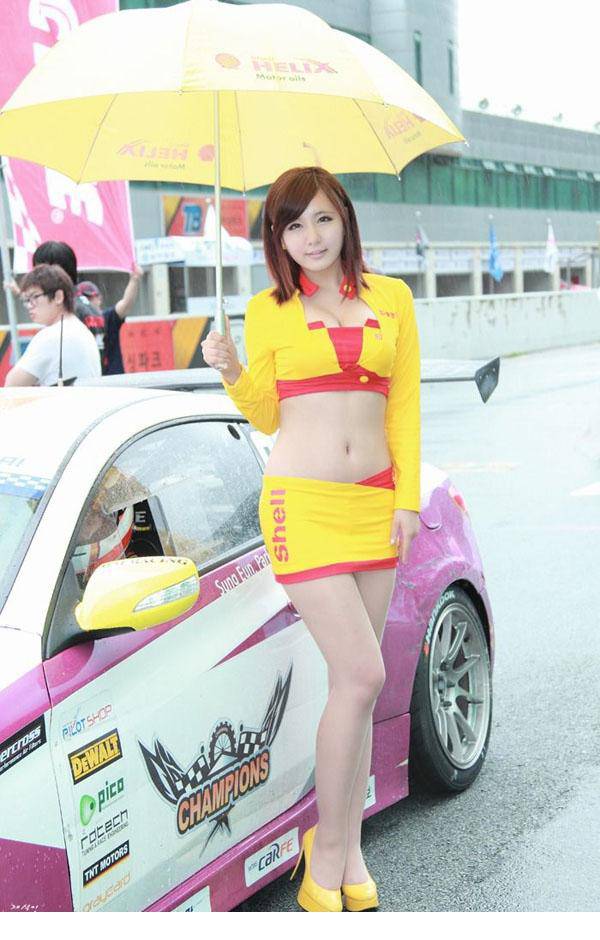 美女模特超短裙大秀美腿图集