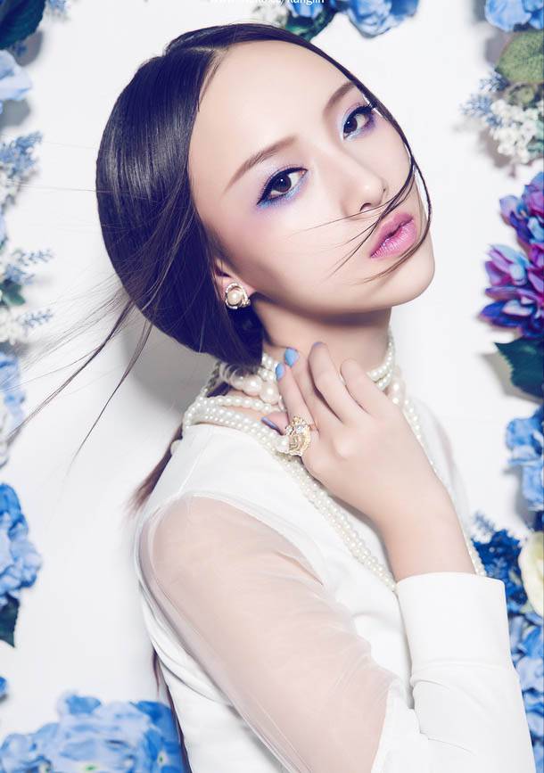 余陈秋子春夏迷人高冷轻熟女风格写真