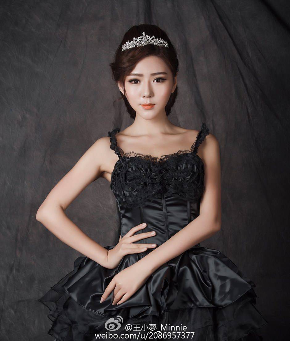 清纯美女模特王小�微博养眼图片
