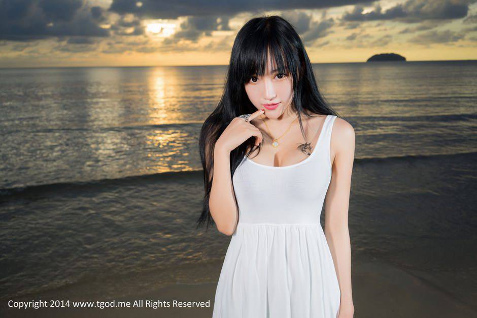 性感美女杨上萱夏日海边旅拍照